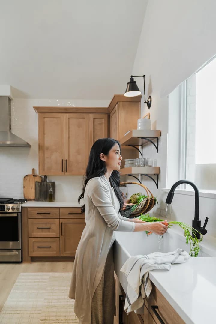 Elevon Frankfurt Woman Washing Vegetables Farmhouse Palette 6 Level