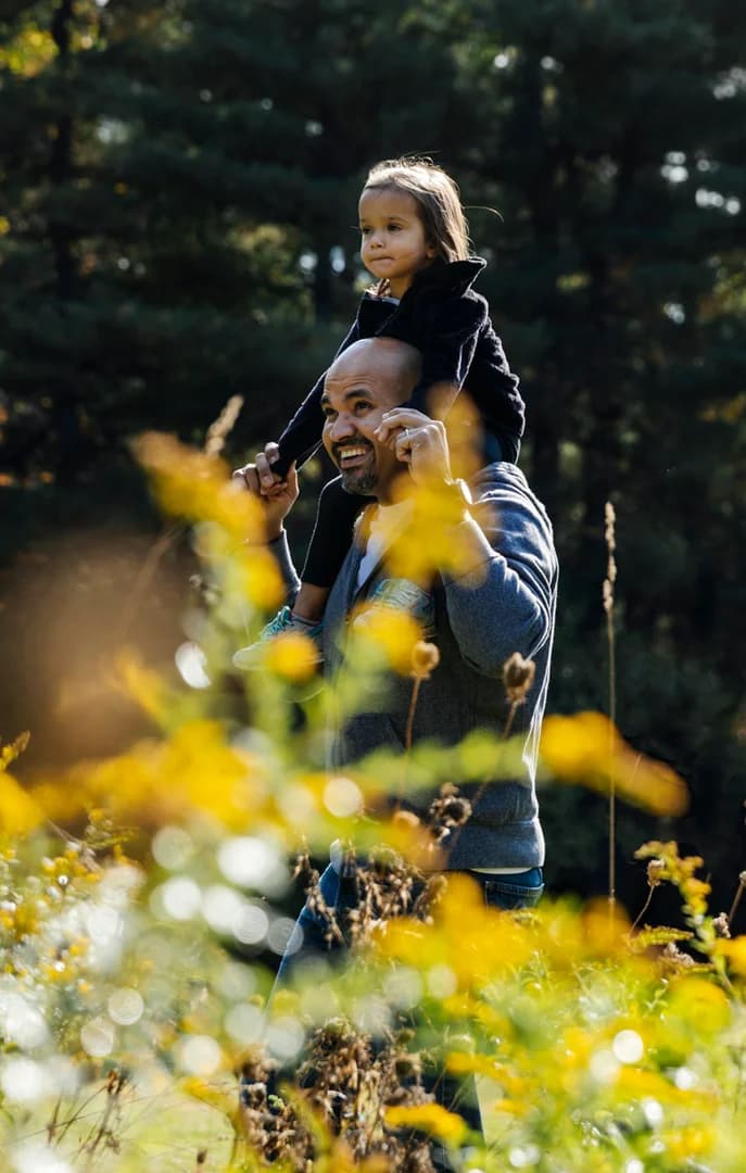 128149 Child on Dad s Shoulders Walking Outdoors USP Crop