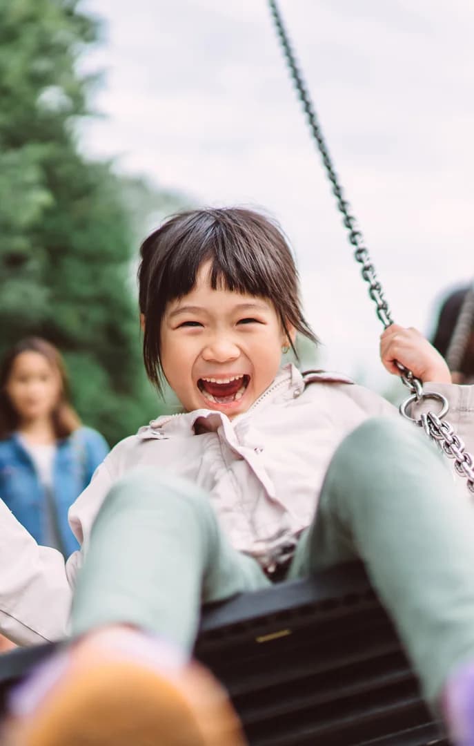 104772 Girl on a Swing USP Crop