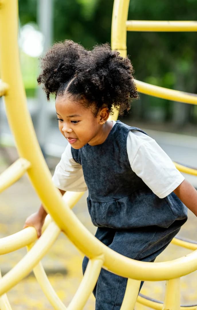 177999 USP Crop girl on playground