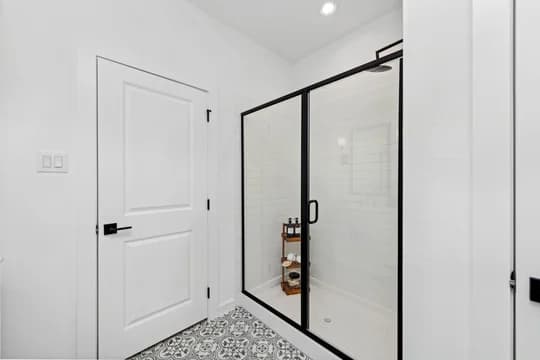 Rolling Ridge Tigris II Primary Bath Farmhouse Palette 4 Ascend Traditional Farmhouse