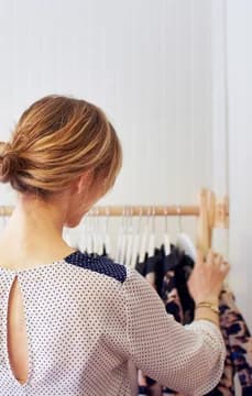 75104 Woman Shopping at a Boutique USP Crop