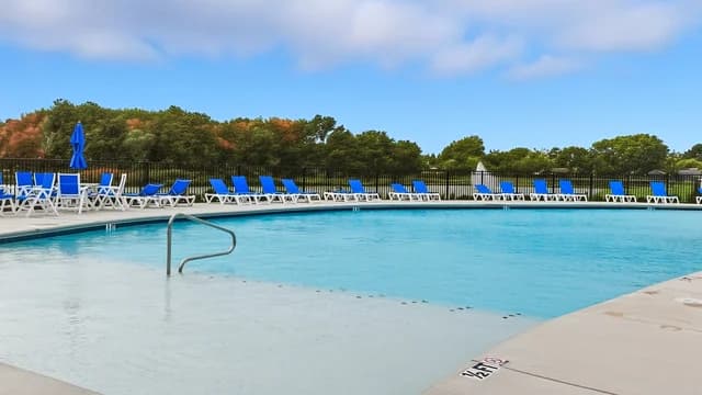 191739_Four Seasons at Scenic Harbor_Pool_Crop