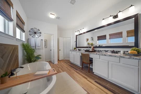 76268 Lakes of Champion s Estates Millie Owner s Luxury Bath