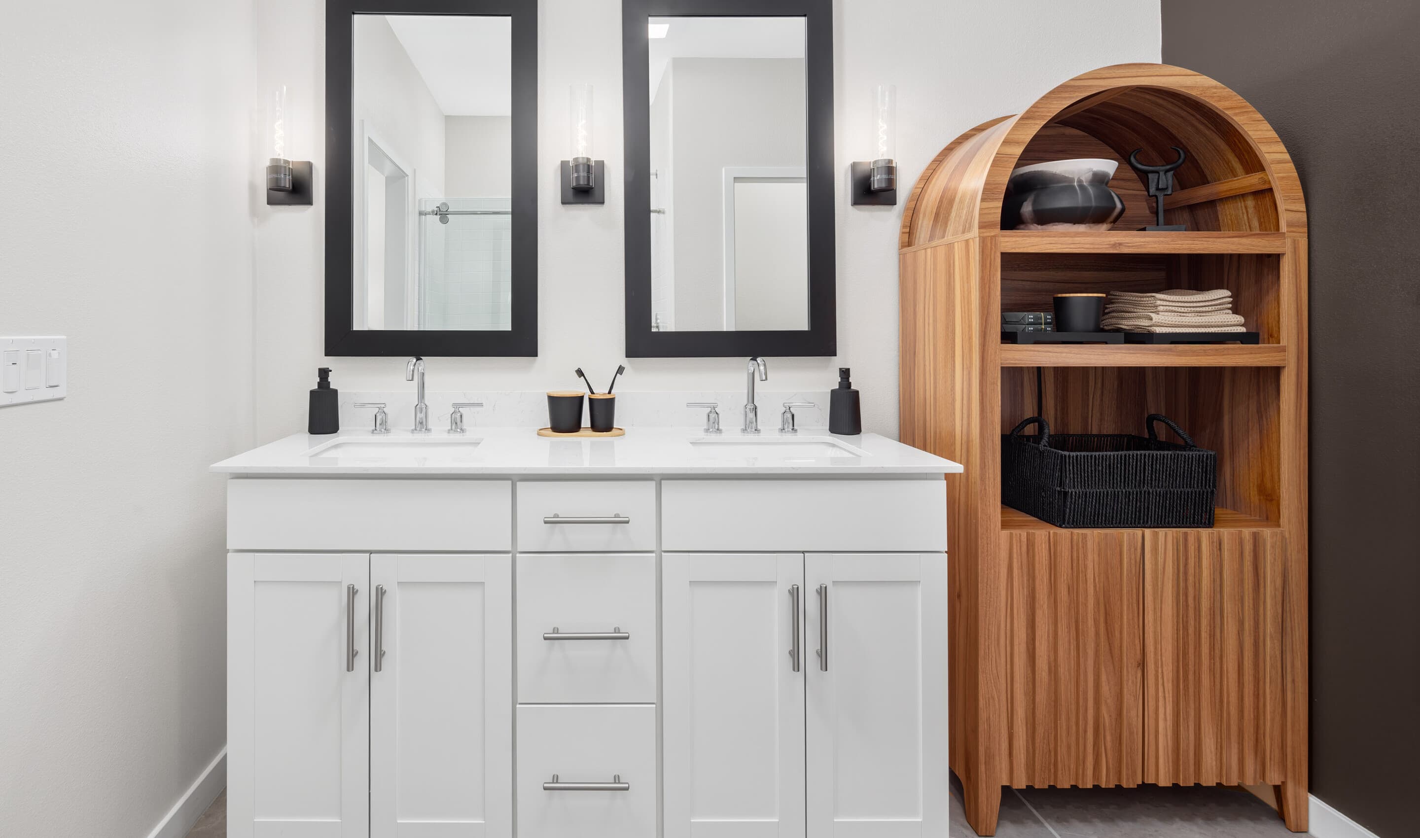 Primary bath with dual sinks