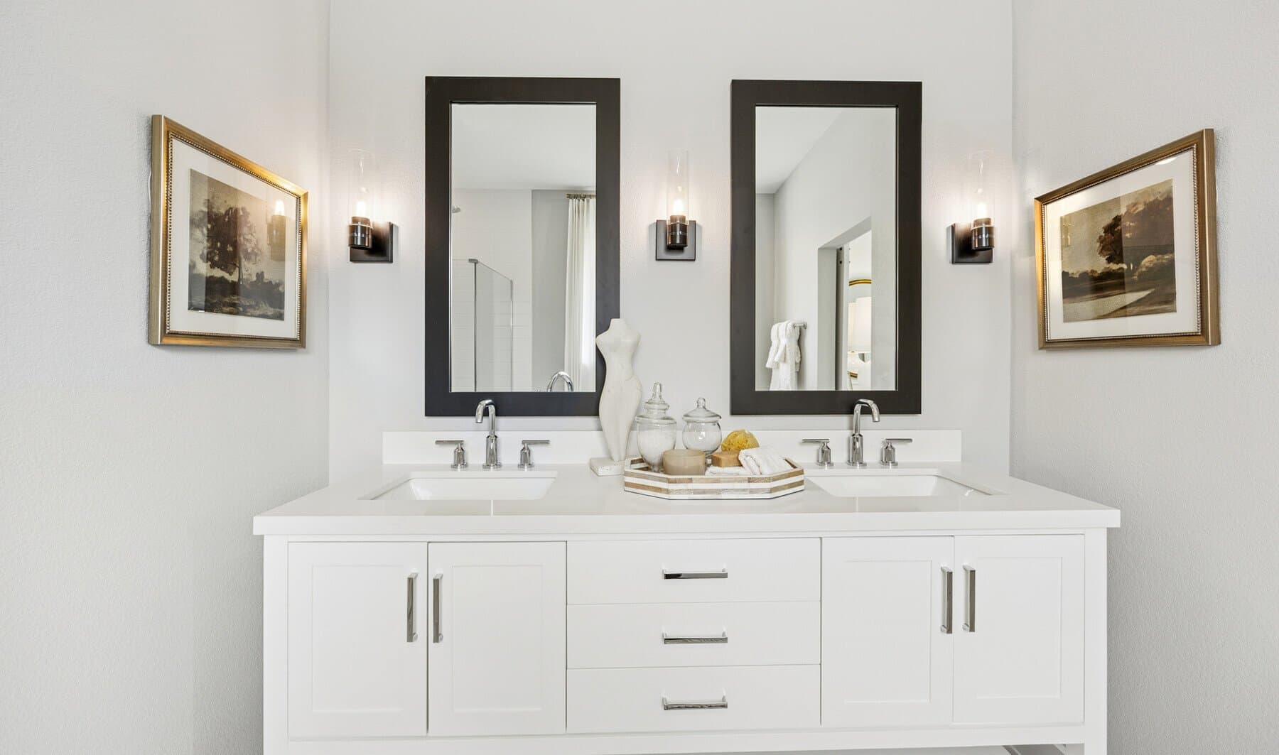 Primary bath with dual sinks