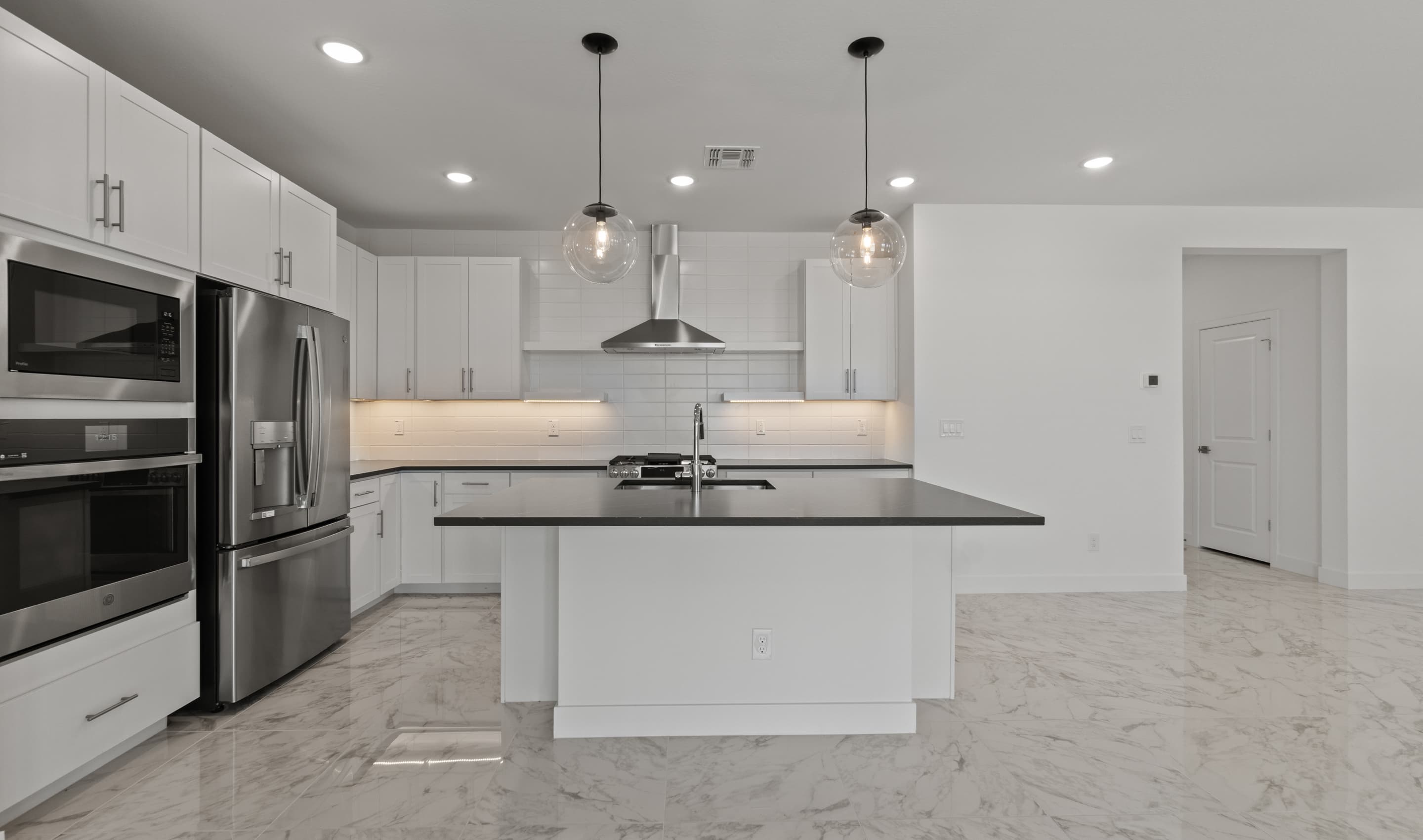 Kitchen with sleek pendant lighting